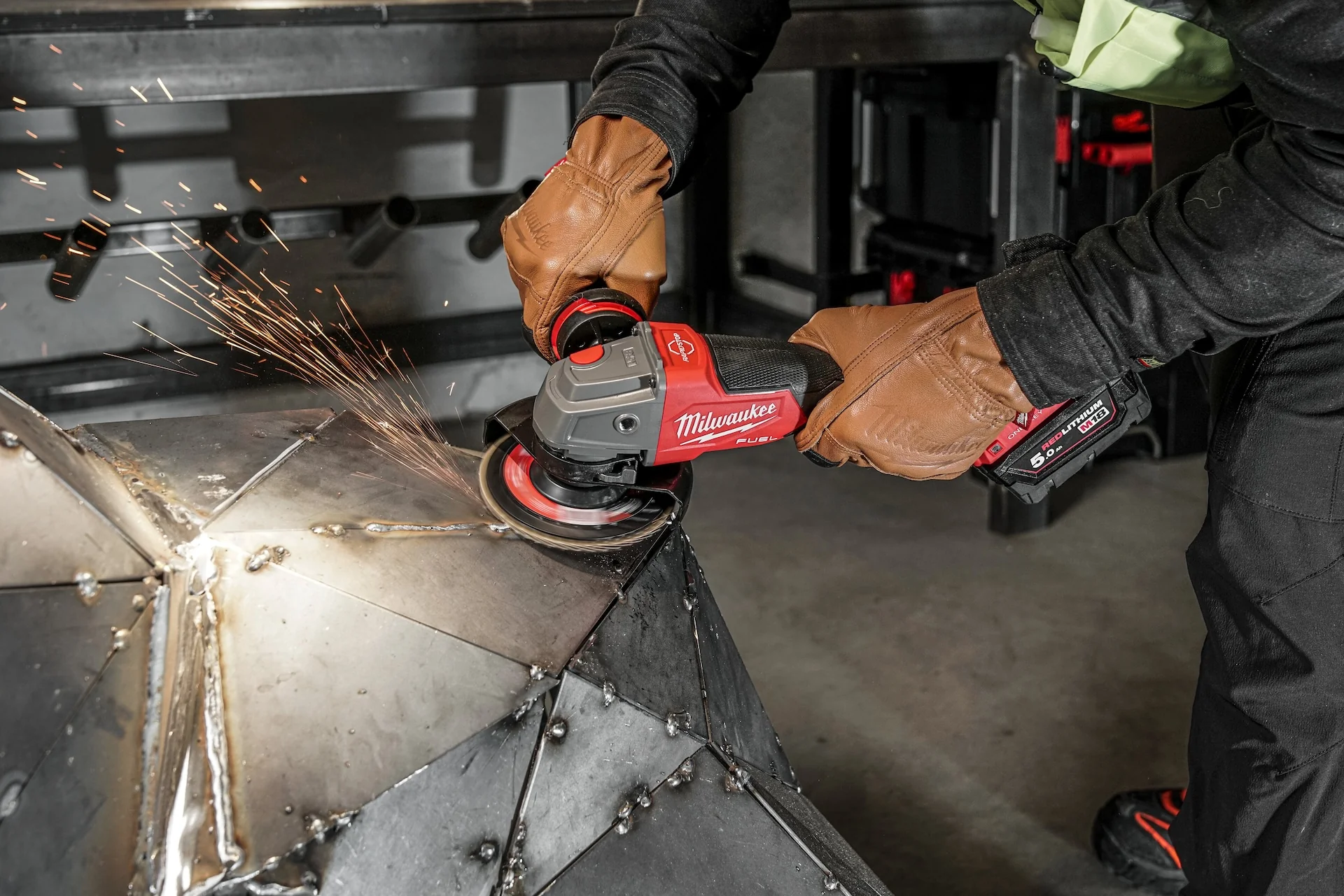 M18 FUEL™ ONE-KEY™ 125 mm braking angle grinder with slide switch - Image 5